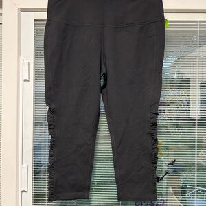 woman’s black work out capris  1X